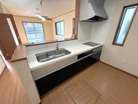 キッチン:広々した使い勝手の良いキッチン！床下収納ございます！料理の時間も楽しいひと時になるのではないでしょうか。