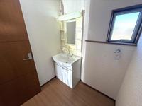 洗面室:白を基調とした清潔感のある洗面所です。
シンプルですっきりとした洗面台は充実した収納スペースで使い勝手の良い造りです。