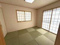 その他:収納も充実した落ち着きのある和室！真壁造りで木の温もりを感じる空間は、障子越しの柔らかな光が心地よい、癒やしのひとときを提供します！