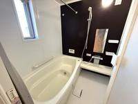 浴室:一日の疲れを癒やしてくれる空間です！窓もございますので換気性能良好です！