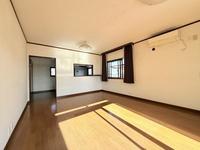 リビング:木目調の床が暖かな雰囲気を醸し出すダイニング。明るく広々としたキッチンで料理がもっと楽しくなる空間です。