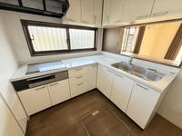 キッチン:広々した使い勝手の良いキッチン！床下収納ございます！料理の時間も楽しいひと時になるのではないでしょうか。