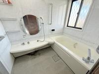 浴室:一日の疲れを癒やしてくれる空間です。入浴剤を入れたりアロマを炊いたりしてみてはいかがでしょうか？