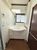 洗面室:白を基調とした清潔感のある洗面所です。シンプルですっきりとした洗面台は充実した収納スペースで使い勝手の良い造りです。