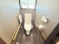 トイレ:スタイリッシュな壁紙が特徴のトイレ。
清潔感ある空間が日々の快適さをサポートします。