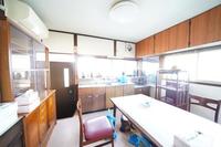 リビング:明るい日が差し込みぬくもりのある空間となっており、ゆったりと家族団らんの時間を過ごせますね！
