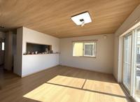 リビング:木目調の床が暖かな雰囲気を醸し出すダイニング。明るく広々としたキッチンで料理がもっと楽しくなる空間です。