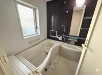 浴室:清潔感あふれる明るい浴室で一日の疲れをリフレッシュ！換気に便利な窓と、ご家族みんなに優しい手すり付きの安心設計です！