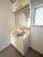 洗面室:白を基調とした清潔感のある洗面所です。
シンプルですっきりとした洗面台は充実した収納スペースで使い勝手の良い造りです。