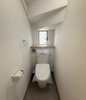 トイレ:窓があり明るく換気もばっちりなトイレ！落ち着いたアクセントクロスで、ゆったりと落ち着けるプライベート空間です！