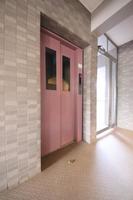 その他:当物件は、エレベーターがあります。
上層階の方でも、荷物の持ち運びはらくらくです。