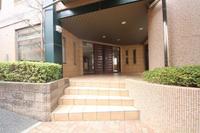 その他:日常と非日常を分かつ、静謐な空間。光と影が織りなす、エントランス・ギャラリー。