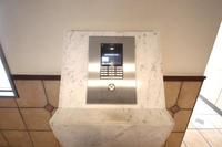 その他:オートロック「この一歩先は、住まう人の特権。優越感と安心をくれるエントランス。」