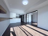 リビング:明るい日が差し込みぬくもりのある空間となっており、ゆったりと家族団らんの時間を過ごせますね！
