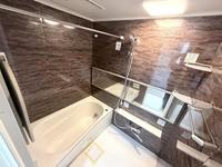 浴室:一日の疲れを癒やしてくれる空間です。入浴剤を入れたりアロマを炊いたりしてみてはいかがでしょうか？
