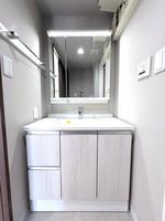 洗面室:白を基調とした清潔感のある洗面所です。シンプルですっきりとした洗面台は充実した収納スペースで使い勝手の良い造りです。