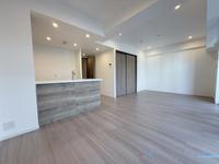 リビング:木目調の床が暖かな雰囲気を醸し出すダイニング。明るく広々としたキッチンで料理がもっと楽しくなる空間です。