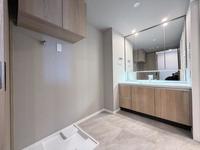 洗面室:シンプルですっきりとした洗面台は充実した収納スペースで使い勝手の良い造りです。