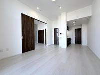 リビング:明るい日が差し込みぬくもりのある空間となっており、ゆったりと家族団らんの時間を過ごせますね！
