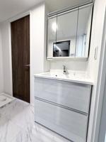 洗面室:シンプルですっきりとした洗面台は充実した収納スペースで使い勝手の良い造りです。