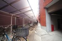 その他:屋根付きの自転車置き場。雨や雪から守ってくれ、雨に濡れることなく自転車の利用が可能です。