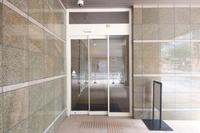 その他:タイル張りの高級感のあるエントランスです。自動ドアの為手がふさがっていても大丈夫。