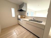 キッチン:広々した使い勝手の良いキッチン！床下収納ございます！
料理の時間も楽しいひと時になるのではないでしょうか。