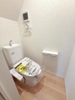 トイレ:スタイリッシュな壁紙が特徴のトイレ。
清潔感ある空間が日々の快適さをサポートします。