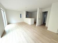 リビング:ワイドな窓から陽光が降り注ぐ、明るいリビング！温もりある木目調フロアと白壁が、あなたのインテリアを一層引き立てます。家族の笑顔が集まる開放的な空間！