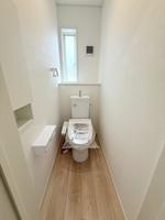 トイレ:窓があり明るく換気もばっちりなトイレ！落ち着いたアクセントクロスで、ゆったりと落ち着けるプライベート空間です！