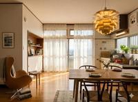 リビング:明るい日が差し込みぬくもりのある空間となっており、ゆったりと家族団らんの時間を過ごせますね！
※家具はCGを用いたホームステージングによるものです。
