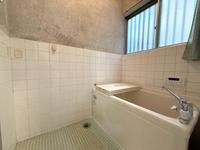 浴室:清潔感あふれる明るい浴室で一日の疲れをリフレッシュ！換気に便利な窓と、ご家族みんなに優しい手すり付きの安心設計です！