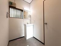 洗面室:白を基調とした清潔感のある洗面所です。
シンプルですっきりとした洗面台は充実した収納スペースで使い勝手の良い造りです。