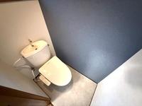 トイレ:スタイリッシュな壁紙が特徴のトイレ。
清潔感ある空間が日々の快適さをサポートします。