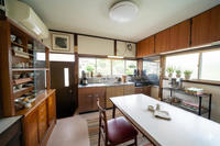 その他:明るい日が差し込みぬくもりのある空間となっており、ゆったりと家族団らんの時間を過ごせますね！※小物等はCGを用いたホームステージングによるものです。